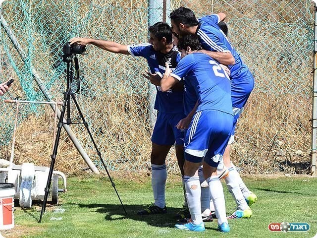 שחקני מגדל חוגגים בדרך מקורית (צילום: ארנון לוי)